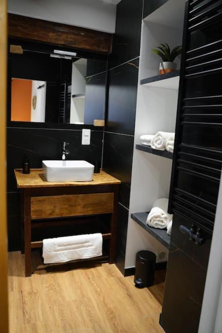 Au Refuge Des Amoureux Avec Baignoire Balneo 2 Personnes Apartment